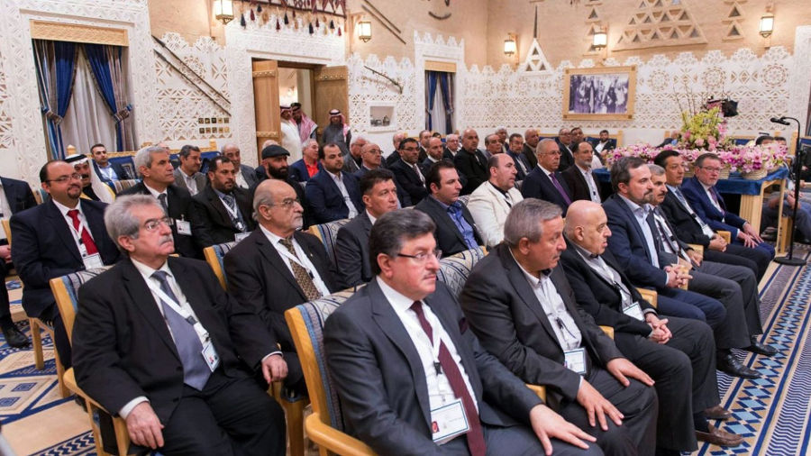 Члены сирийской оппозиции во время встречи в Эр-Рияде, Саудовская Аравия  10 декабря 2015 года. (SPA)