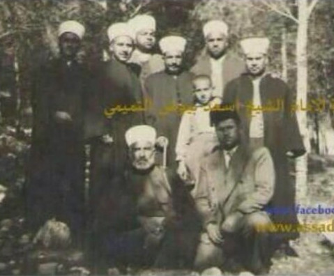Шейх Такиюддін ан-Набхані, поруч з ним Шейх Ас'ад Баюд ат-Тамім, ззаду Шейх Абдулькадім Заллюм, Шейх Ахмад ад-Даур, Шейх Раджаб ат-Тамім та інші вчені на першому халакате (партійному навчанні) в 1952 р