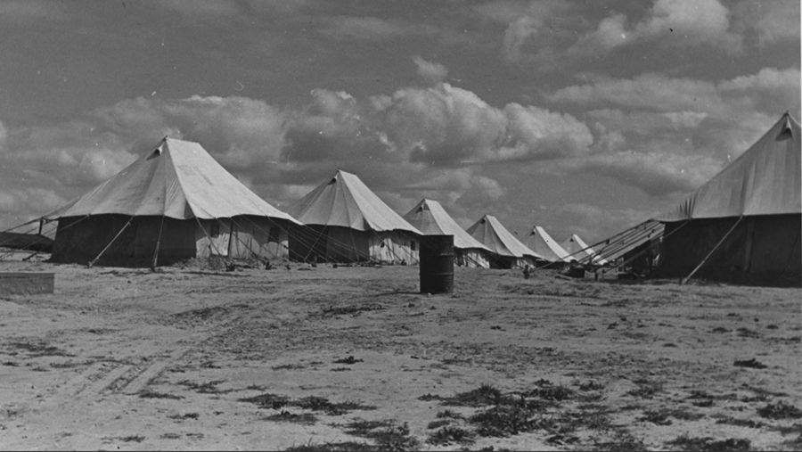 Ряды палаток в лагере беженцев Второй мировой войны в Нусейрате 1945 г.