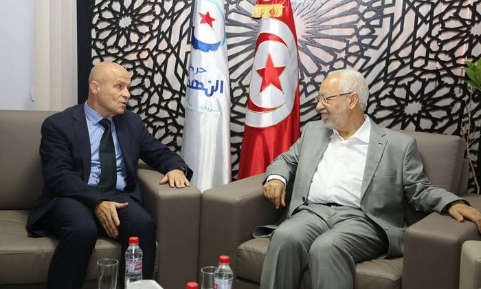 Посол Франции в Тунисе Оливер Буафор Дарфор слева