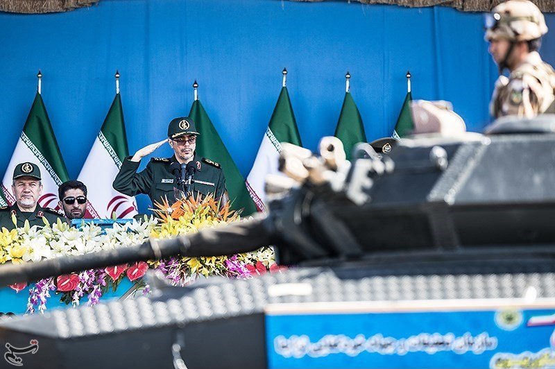 Мохаммед Бакери принимает военный парад в Иране. 21.09.2016