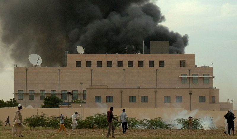 Клубы дыма из посольства США в Хартуме 14 сентября 2012 года во время акции протеста против антиисламского фильма. От (AFP/File)