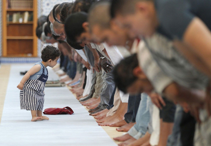 Ребенок в мечети