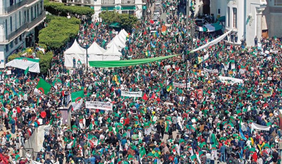 Миллионы демонстрантов в Алжире требуют отставки Бутефлики