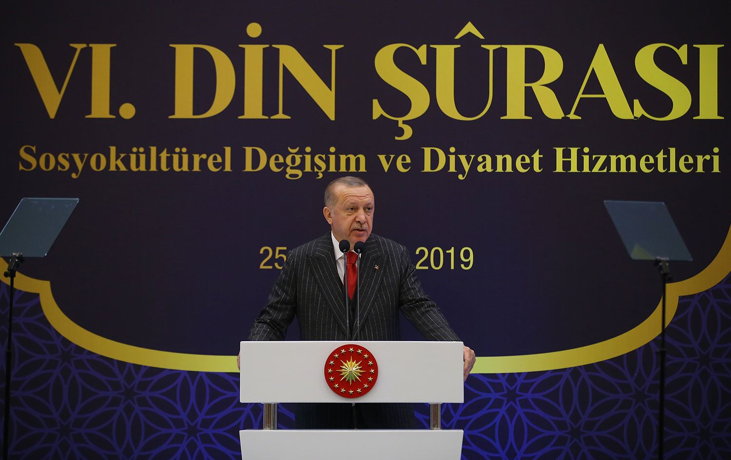 Президент Ердоган взяв участь у заключній програмі засідання, яке завершилось прийняттям документа із 37 пунктів.