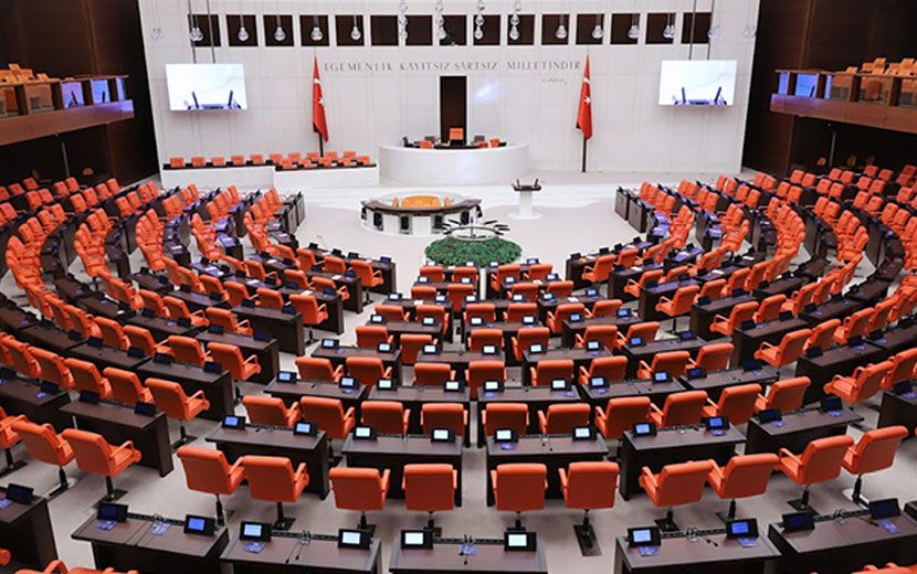 Политические партии пожертвовали по одной зарплате вместо того, чтобы отказаться от 4,5 миллиарда турецких лир предвыборной помощи