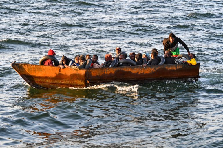 Беженцы из стран Африки к югу от Сахары сидят в самодельной лодке, перехваченной тунисскими властями в Средиземном море примерно в 50 морских милях (93 км) от побережья города Сфакс [Файл: Fethi Belaid/AFP]