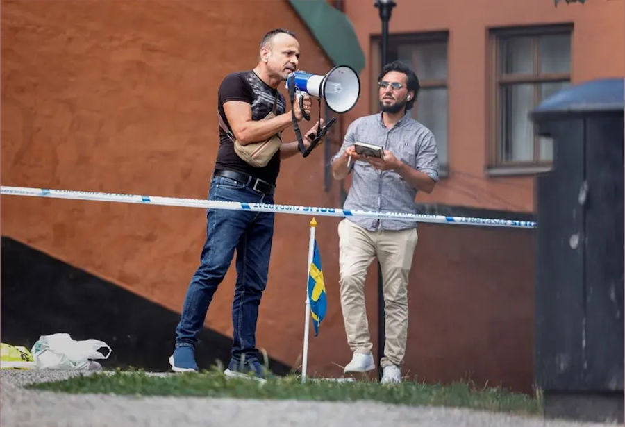 Салван Момика (справа) во время акции сожжения Корана перед мечетью в Стокгольме. (Фото: IMAGO/Stefan Jerrevång)