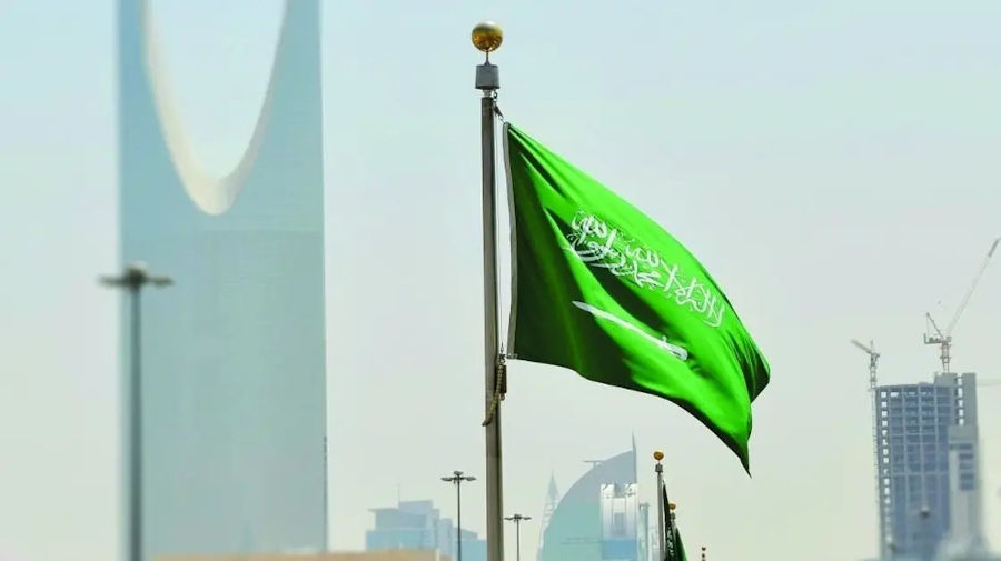 Флаг Саудовской Аравии на фоне города Эр-Рияд