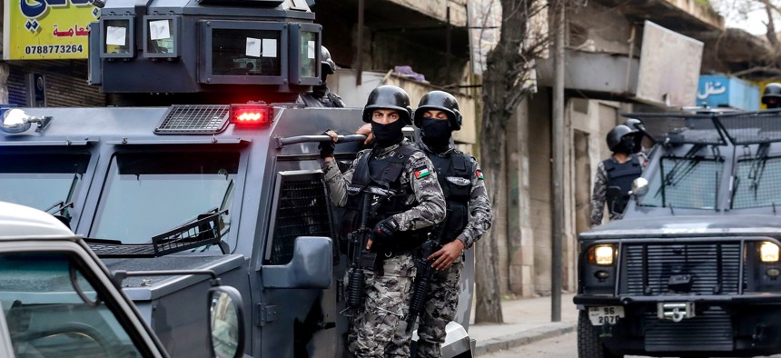 Йорданські репресивні служби безпеки заарештували групу прибічників Хізб ут-Тахрір з причини вимоги привести до руху армії мусульман заради порятунку населення Гази!