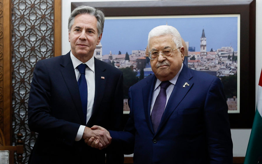Госсекретарь США Энтони Блинкен встречается с президентом Палестинской автономии Махмудом Аббасом на фоне продолжающегося конфликта между Израилем и палестинской группировкой ХАМАС в Рамалле на Западном Берегу, 5 ноября 2023 года. (Джонатан Эрнст/Фото Пула через AP)