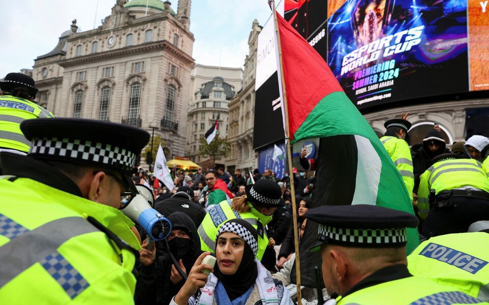 Британия пытается контролировать марши в поддержку Палестины