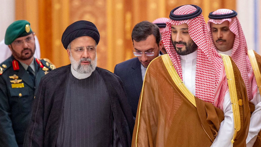 Кронпринц Саудовской Аравии Мухаммед ибн Салман (на фото второй справа) и президент Ирана Эбрахим Раиси впервые в истории встретились на саммите, посвященном кризису в секторе Газа, в саудовской столице Эр-Рияде/ SAUDI PRESS AGENCY/AFP