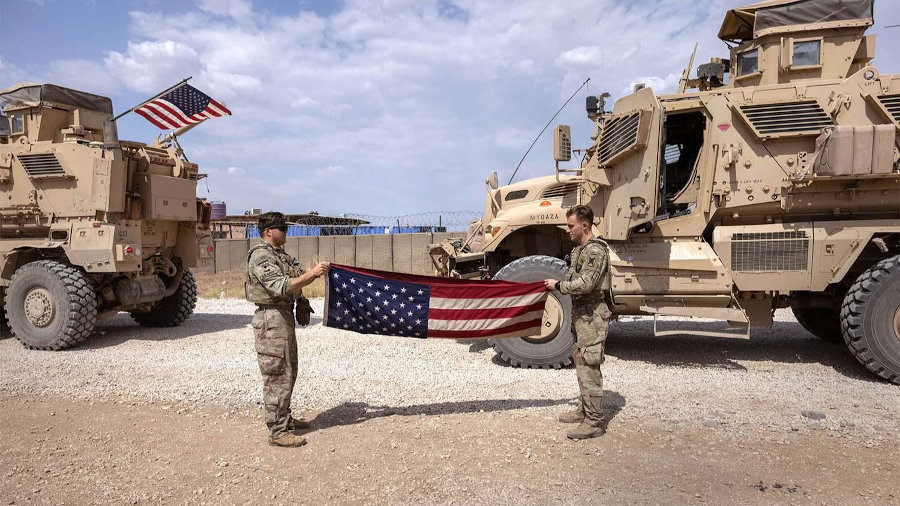 Американские солдаты складывают флаг после возвращения из патруля на удаленный боевой пост, известный как РЛЗ, на северо-востоке Сирии, 25 мая 2021 года. (Фото из архива AFP)