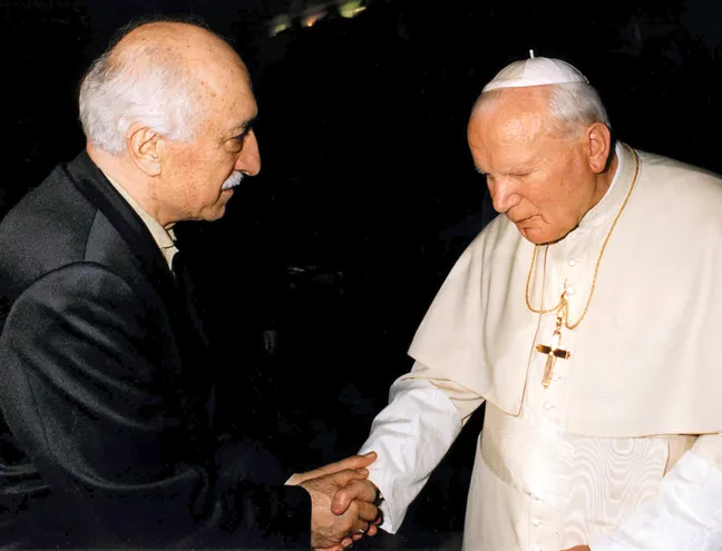 На этой фотографии 1998 года запечатлена встреча Гюлена с Папой Иоанном Павлом II. Foto: ARTURO MARI/ ASSOCIATED PRESS