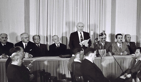 Давид Бен-Гурион провозглашает государство под названием «Израиль» 14 мая 1948 года