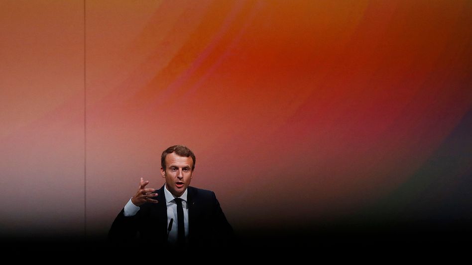 Президент Франції Макрон шукає рішення економічної кризи, яка захлеснула Європу, не в тому місці