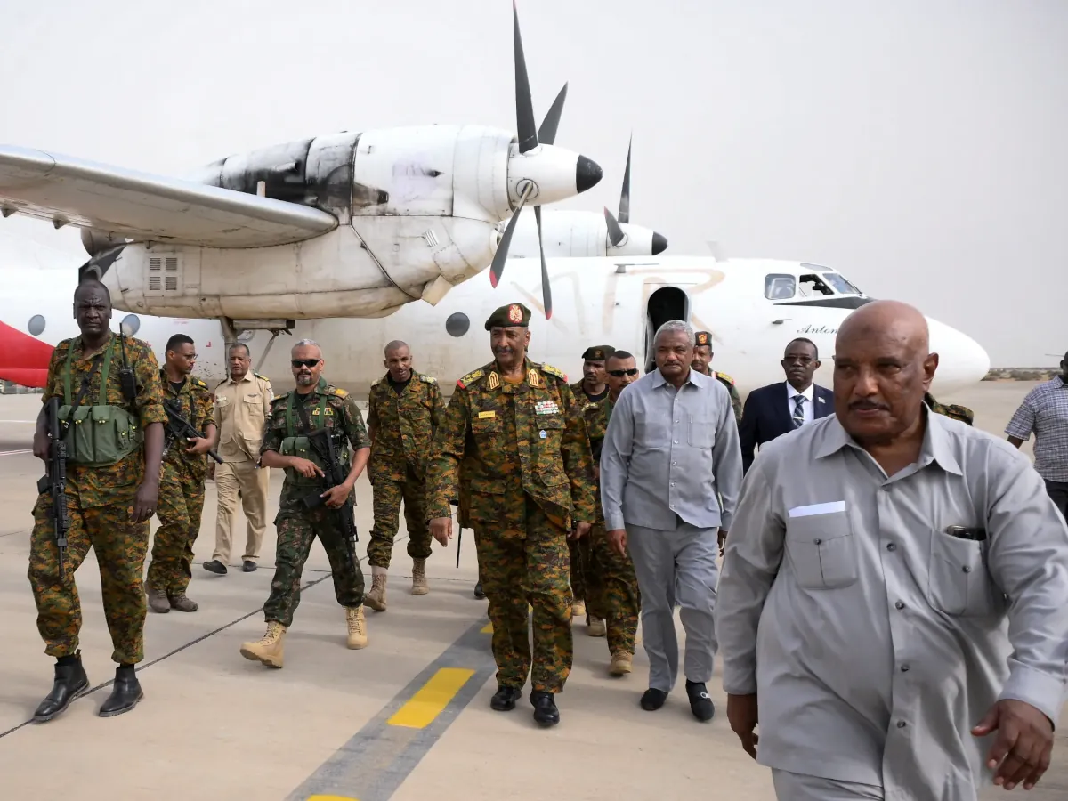 Как может спасаться бегством тот, кто сам отвечает за безопасность людей?!