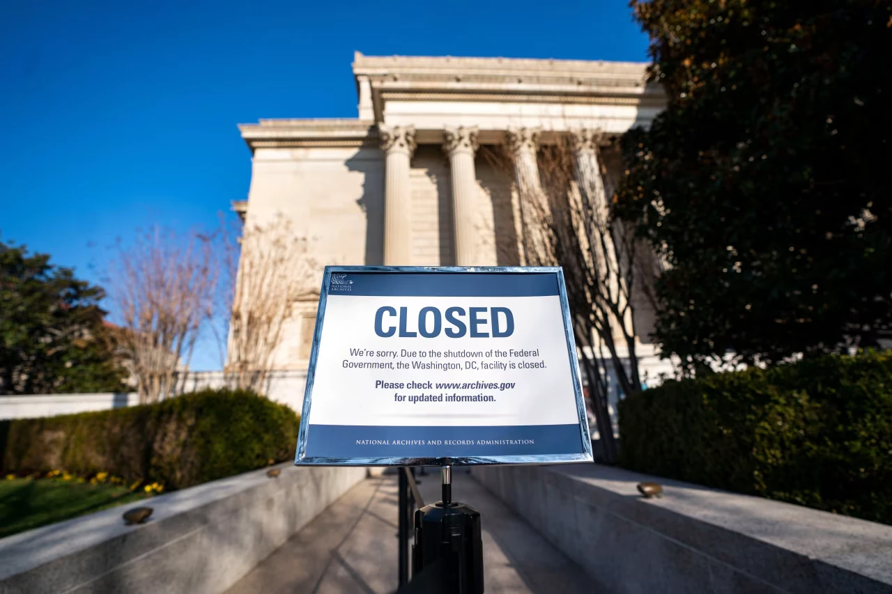 Что представляет собой приостановка работы правительства США и каковы последствия этого?