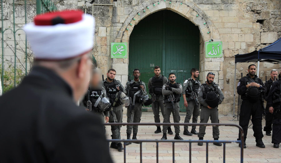 Восемь государств. Достаточно лишь одного из них, чтобы освободить Аль-Аксу, но они ограничиваются лишь осуждением и возмущением!