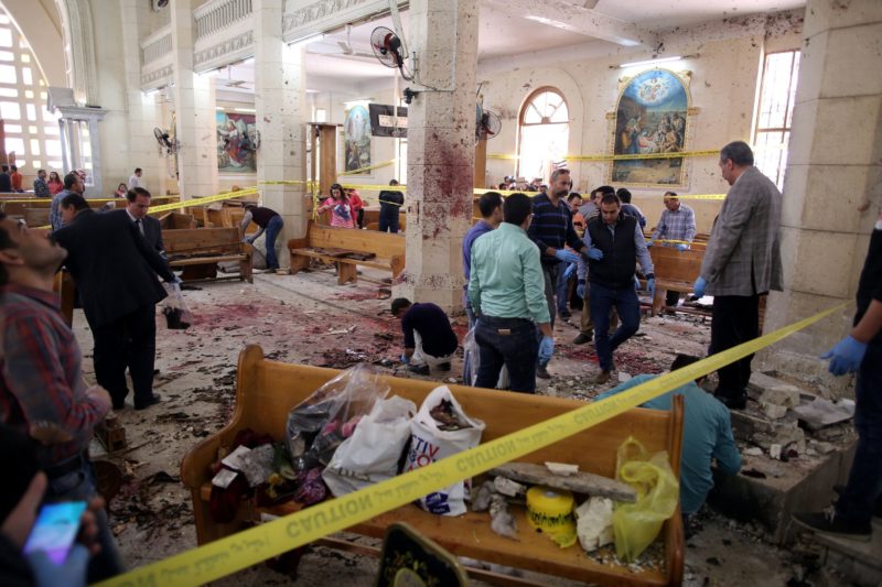 Сотрудники службы безопасности расследуют место взрыва внутри церкви Мар Гирггис в Танта, Египет, 9 апреля 2017 года. EFE/EPA/KHALED ELFIQI