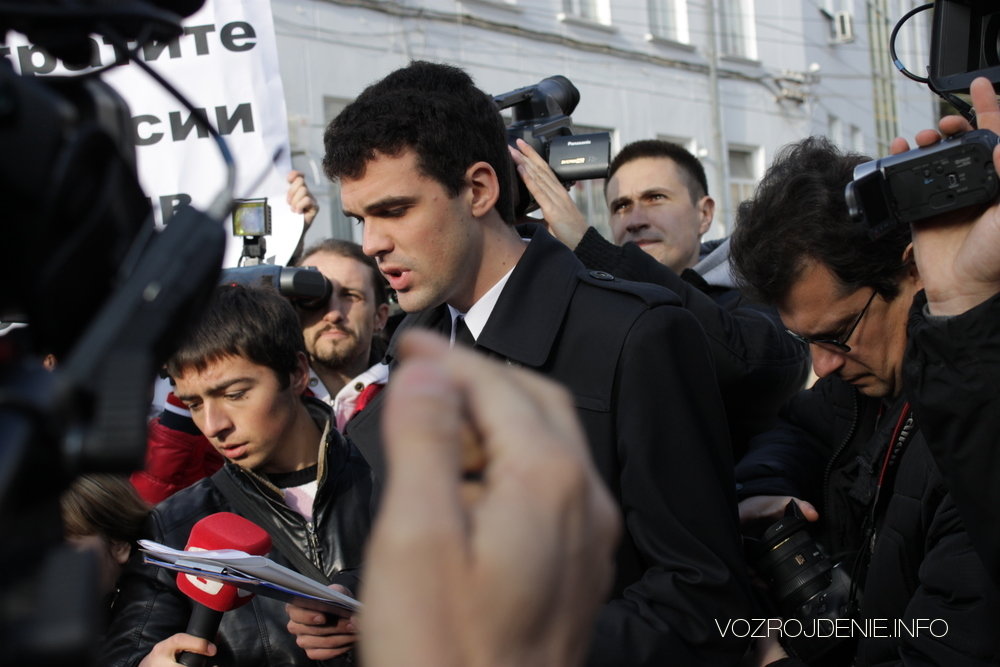 20 ноября 2012 г. Хизб ут-Тахрир в Украине организовал пикет у Генерального консульства РФ в г.Симферополь.
