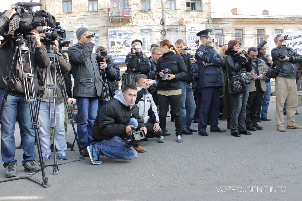 20 листопада 2012 р Хізб ут-Тахрір в Україні організував пікет біля Генерального консульства РФ в м.Сімферополь.
