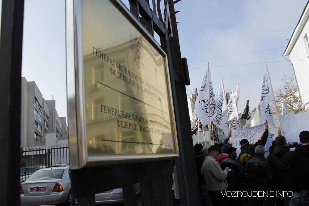 20 ноября 2012 г. Хизб ут-Тахрир в Украине организовал пикет у Генерального консульства РФ в г.Симферополь.