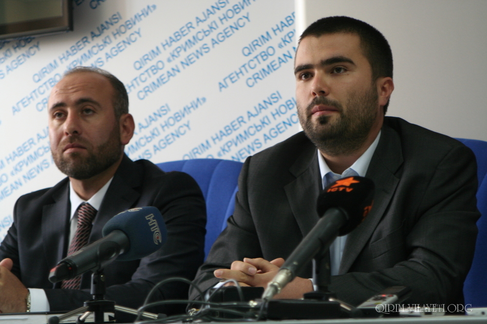 Зліва Махмуд Кар, голова інформаційного офісу Хізб ут-Тахрір в Туреччині