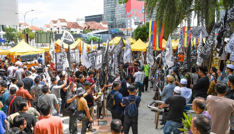 Митинг в Малайзии перед посольствами Швеции и Нидерландов в знак протеста против оскорблений Священного Корана