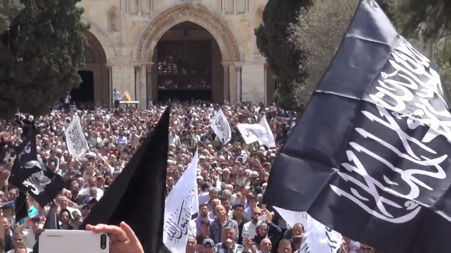 В канун 97 ой годовщины распада Халифата тысячи сторонников Хизб ут-Тахрир и народ Къудса собрались во дворе мечети Аль-Акса